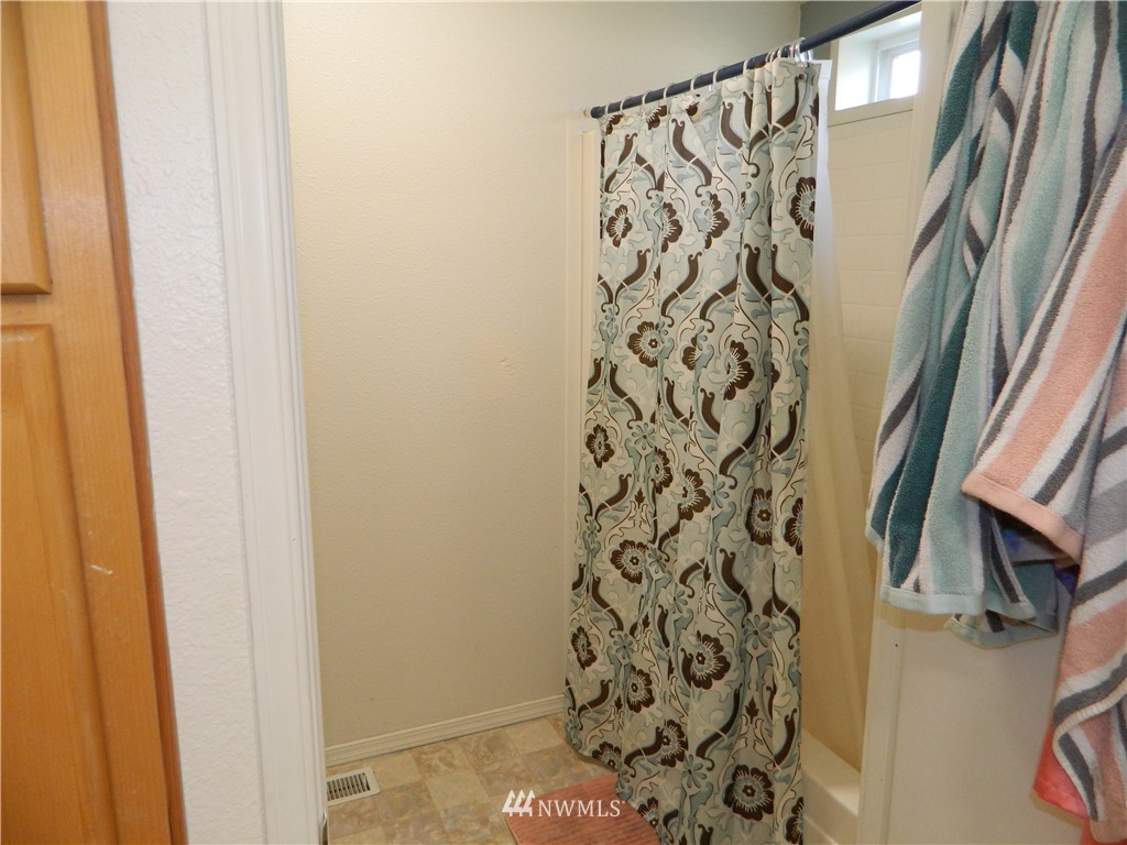 41 Miller Road Omak, WA 98841 - Photo 21 of 27 a bathroom with a shower curtain and a curtain