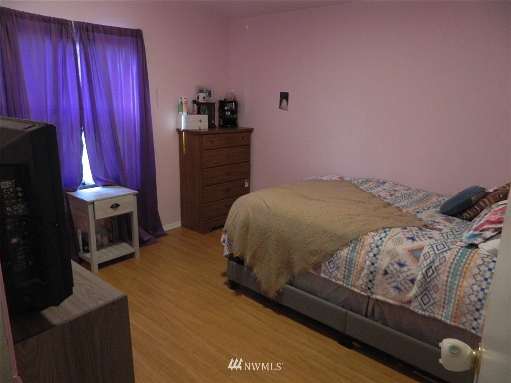 41 Miller Road Omak, WA 98841 - Photo 23 of 27 a bedroom with a bed and a window