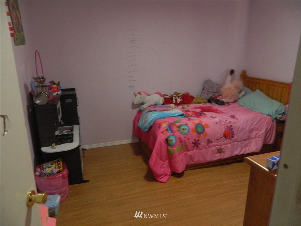 41 Miller Road Omak, WA 98841 - Photo 24 of 27 a bedroom with a bed and a window
