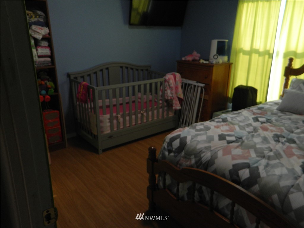 41 Miller Road Omak, WA 98841 - Photo 25 of 27 a bedroom with furniture and a window