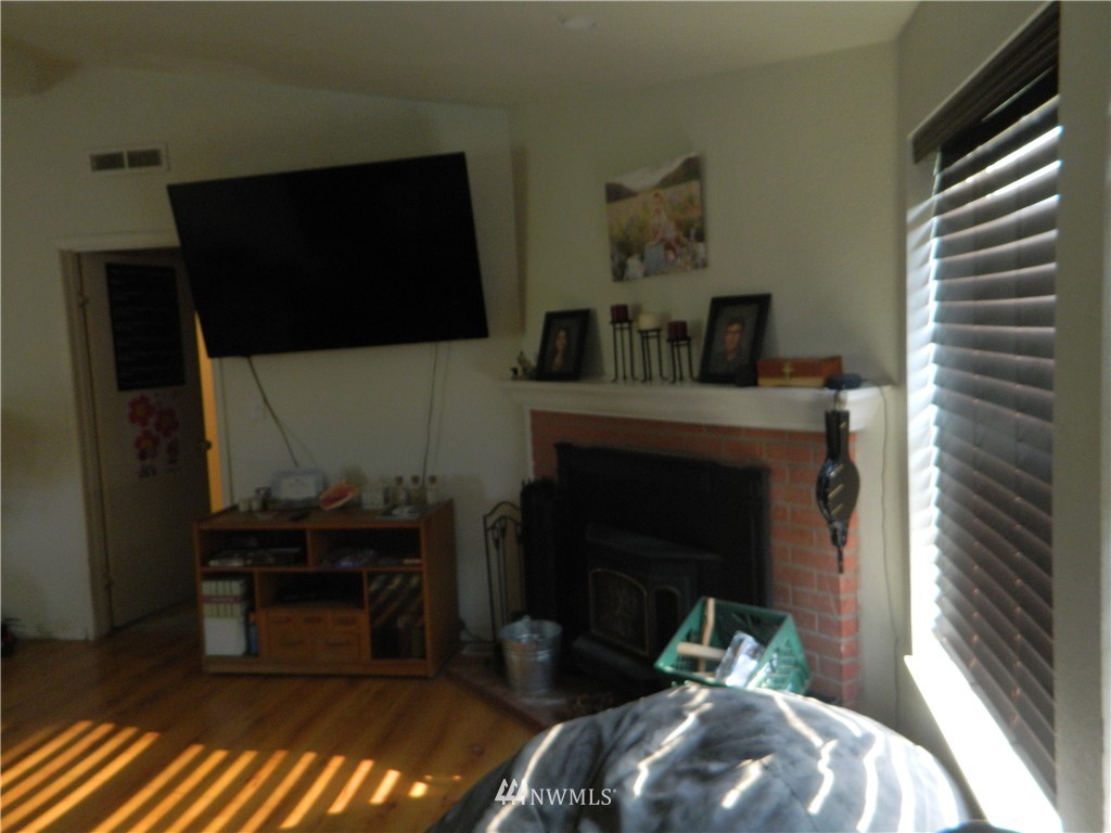 41 Miller Road Omak, WA 98841 - Photo 26 of 27 a living room with furniture and a fireplace