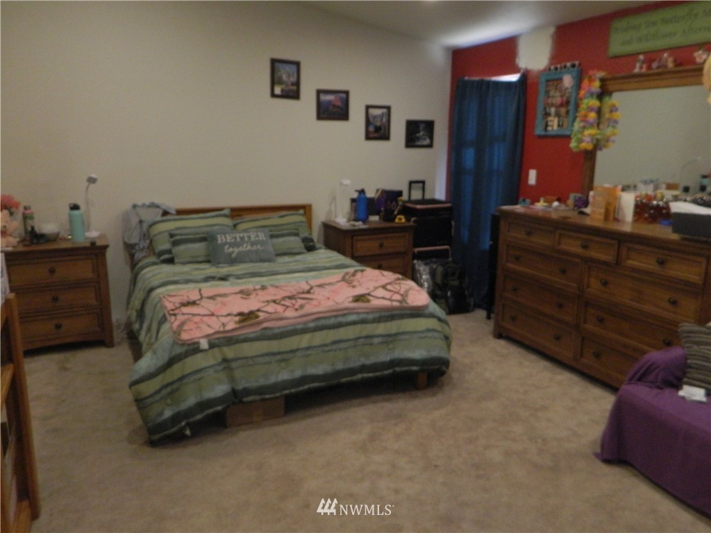 41 Miller Road Omak, WA 98841 - Photo 27 of 27 a bedroom with a bed and a dresser