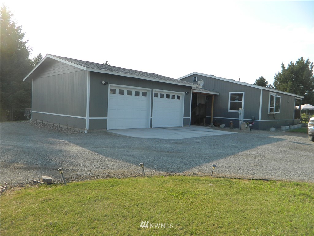 41 Miller Road Omak, WA 98841 - Photo 5 of 27 a house with a outdoor space