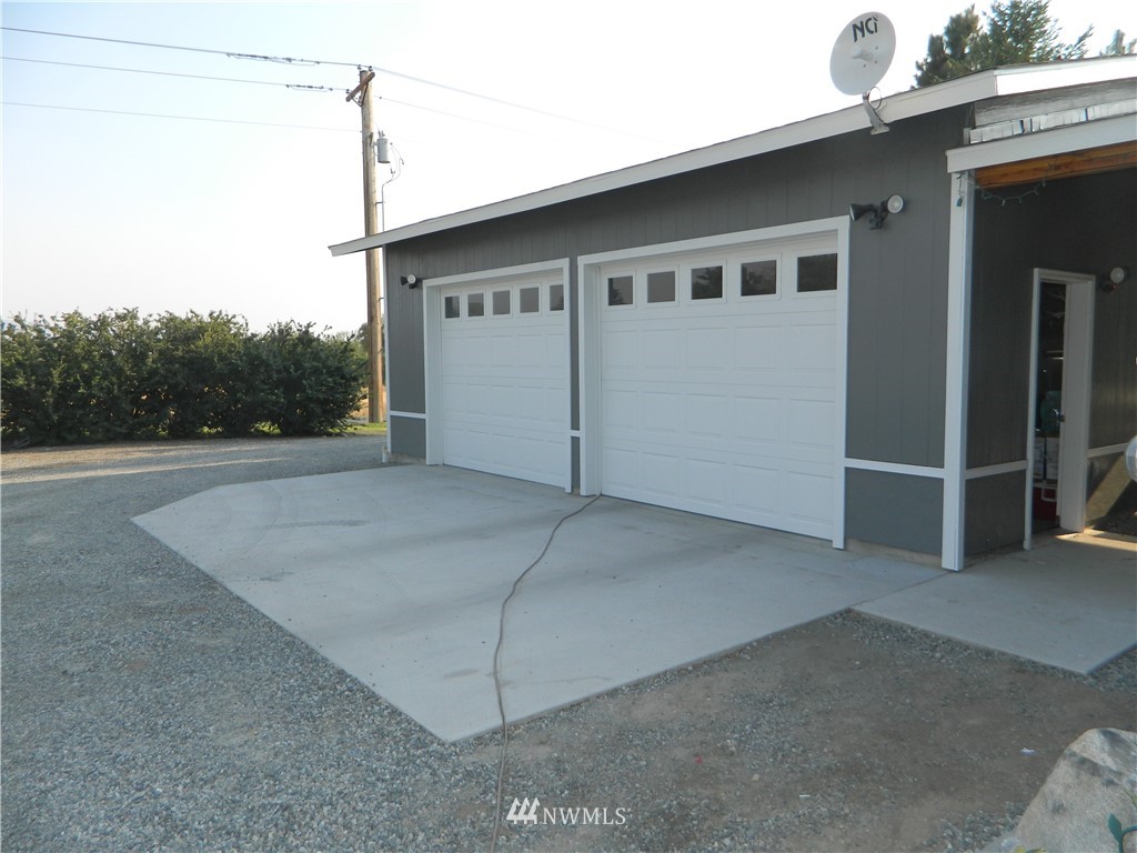 41 Miller Road Omak, WA 98841 - Photo 6 of 27 a view of a house with a backyard
