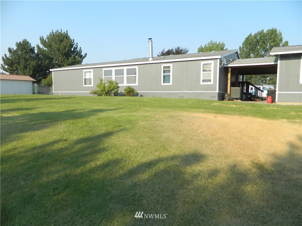 41 Miller Road Omak, WA 98841 - Photo 8 of 27 a front view of a house with garden