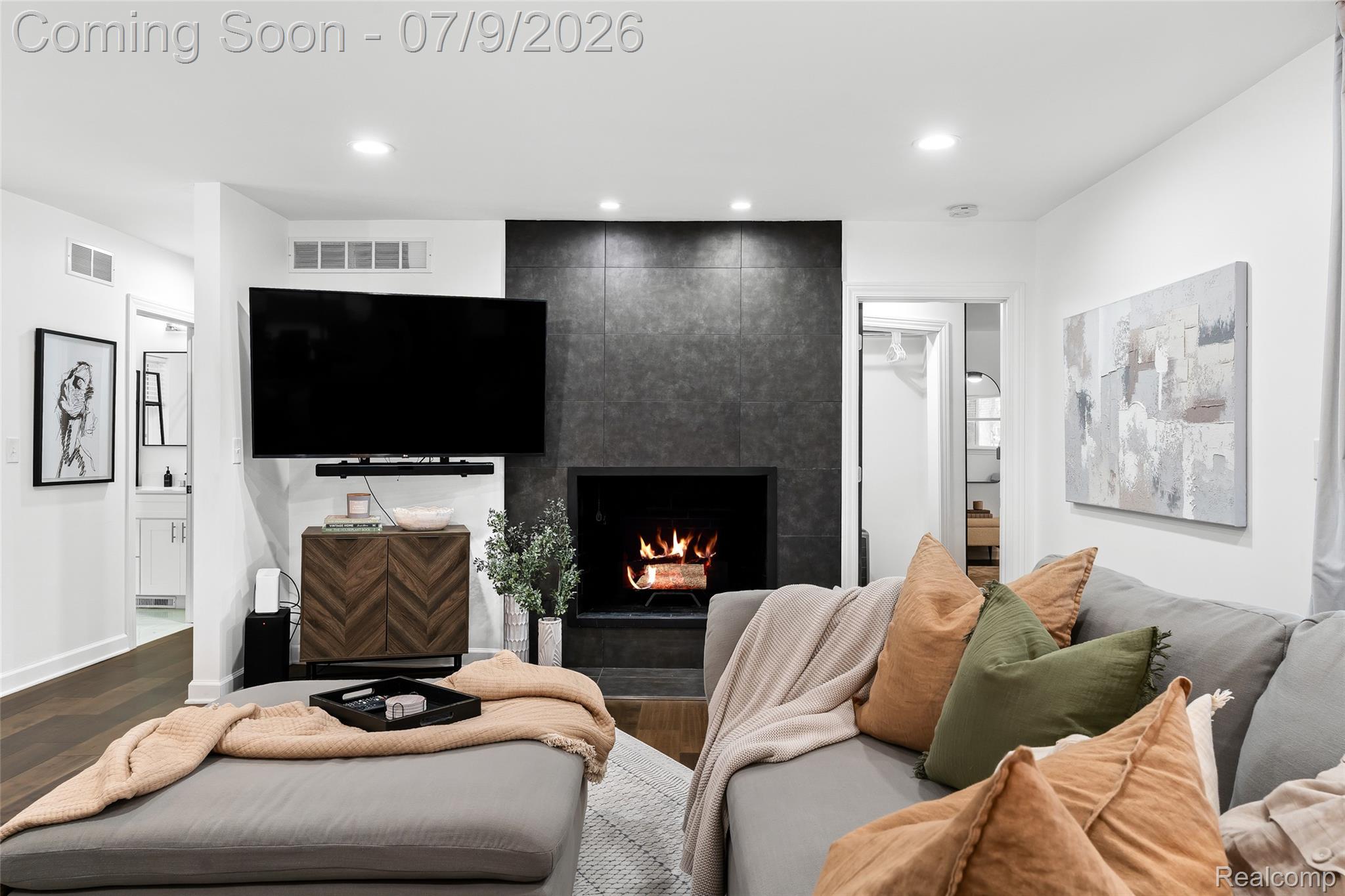 2566 Harrington Road Rochester, MI 48307 - Photo 23 of 64 Fireplace does not function and is for aesthetic purposes only