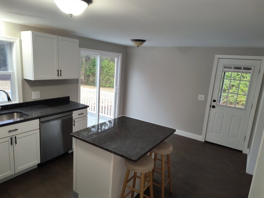 713 Holyoke Road Westfield, MA 01085 - Photo 4 of 21