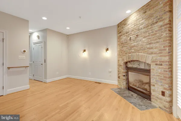 $6,300 | 229 Locust Street Southeast, Unit 3, Vienna, VA 22180