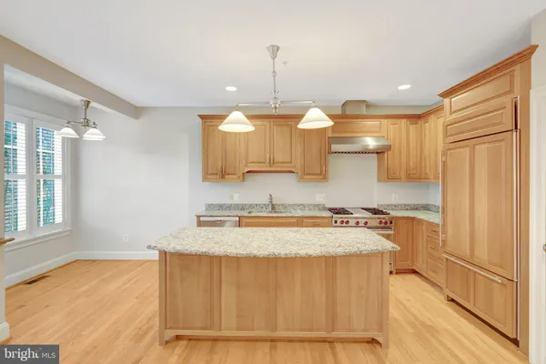 $6,300 | 229 Locust Street Southeast, Unit 3, Vienna, VA 22180