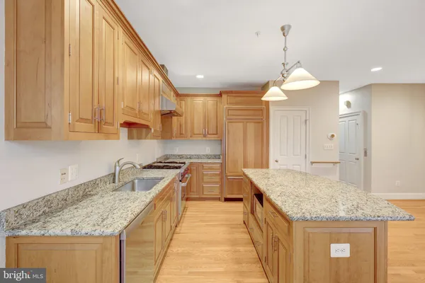 $6,300 | 229 Locust Street Southeast, Unit 3, Vienna, VA 22180