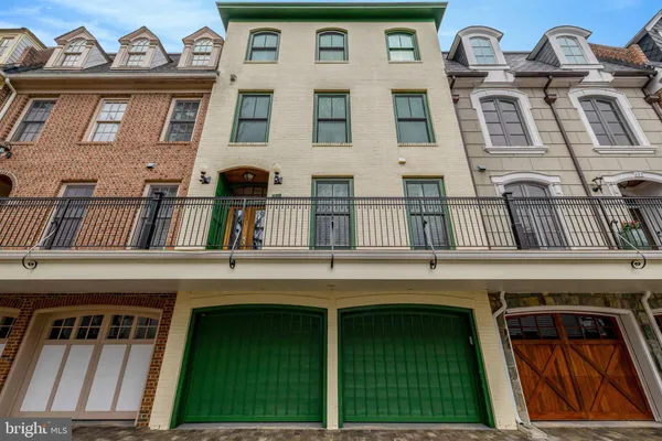 $6,300 | 229 Locust Street Southeast, Unit 3, Vienna, VA 22180