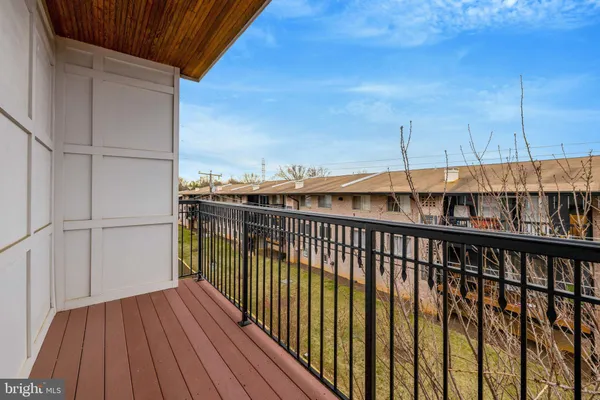 $6,300 | 229 Locust Street Southeast, Unit 3, Vienna, VA 22180