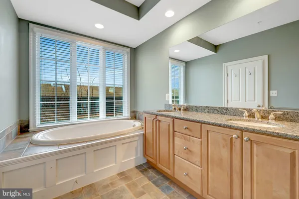 $6,300 | 229 Locust Street Southeast, Unit 3, Vienna, VA 22180