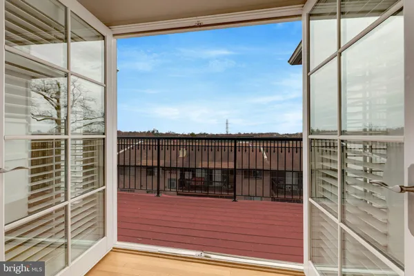 $6,300 | 229 Locust Street Southeast, Unit 3, Vienna, VA 22180