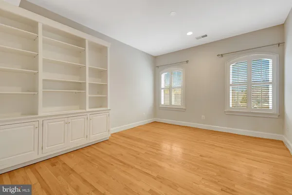 $6,300 | 229 Locust Street Southeast, Unit 3, Vienna, VA 22180