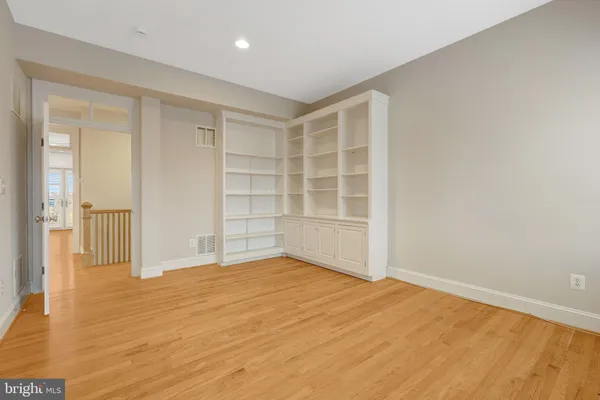 $6,300 | 229 Locust Street Southeast, Unit 3, Vienna, VA 22180