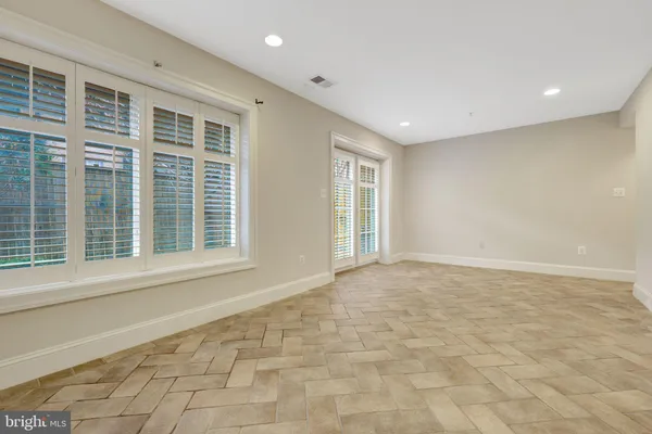 $6,300 | 229 Locust Street Southeast, Unit 3, Vienna, VA 22180