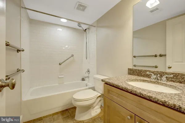 $6,300 | 229 Locust Street Southeast, Unit 3, Vienna, VA 22180