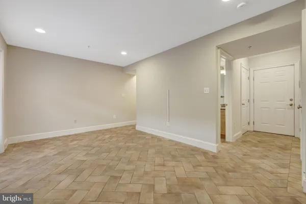 $6,300 | 229 Locust Street Southeast, Unit 3, Vienna, VA 22180