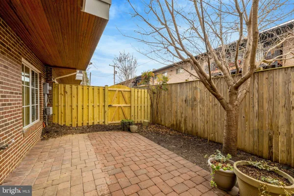 $6,300 | 229 Locust Street Southeast, Unit 3, Vienna, VA 22180