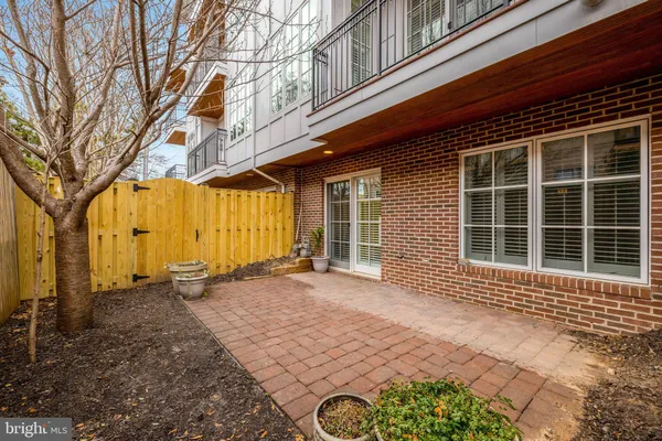 $6,300 | 229 Locust Street Southeast, Unit 3, Vienna, VA 22180