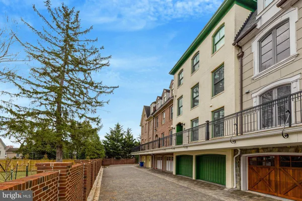 $6,300 | 229 Locust Street Southeast, Unit 3, Vienna, VA 22180