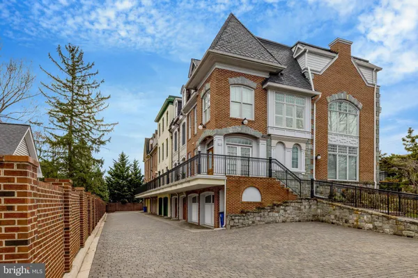 $6,300 | 229 Locust Street Southeast, Unit 3, Vienna, VA 22180