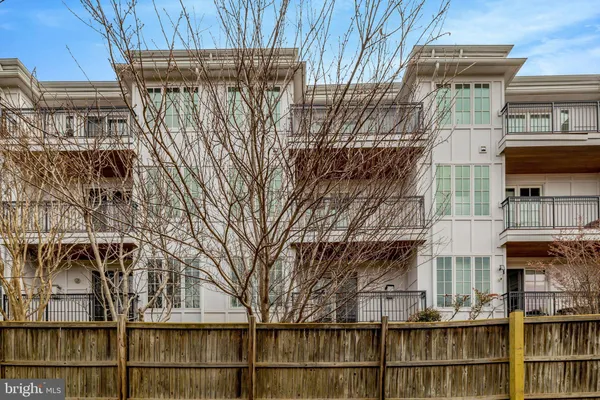 $6,300 | 229 Locust Street Southeast, Unit 3, Vienna, VA 22180