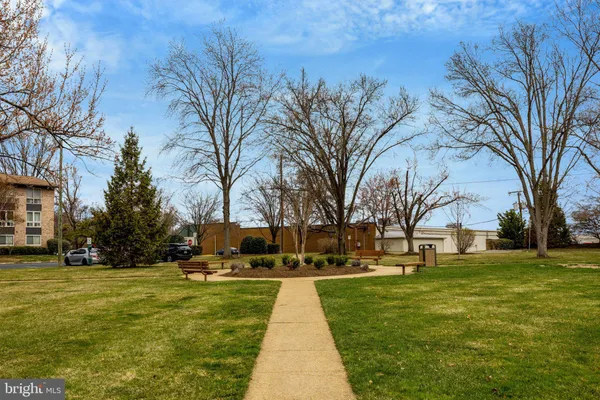 $6,300 | 229 Locust Street Southeast, Unit 3, Vienna, VA 22180