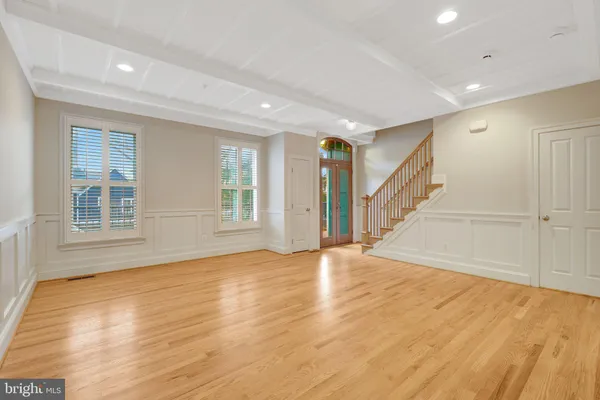 $6,300 | 229 Locust Street Southeast, Unit 3, Vienna, VA 22180