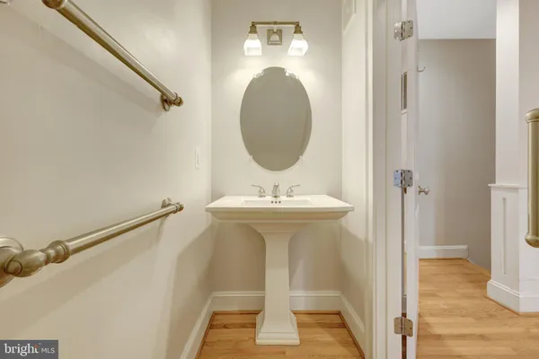 $6,300 | 229 Locust Street Southeast, Unit 3, Vienna, VA 22180