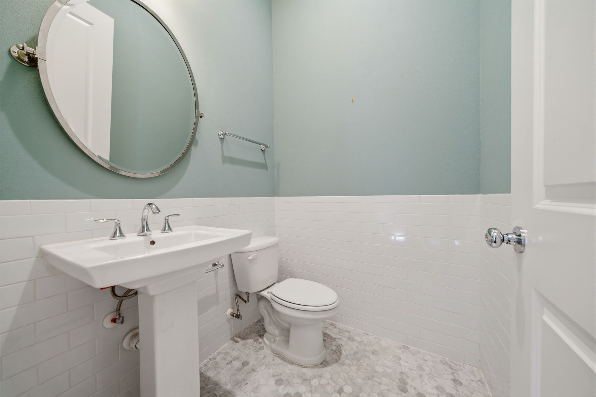 911 West Drew Street Houston, TX 77006 - Photo 20 of 44 a bathroom with a sink a toilet and a mirror