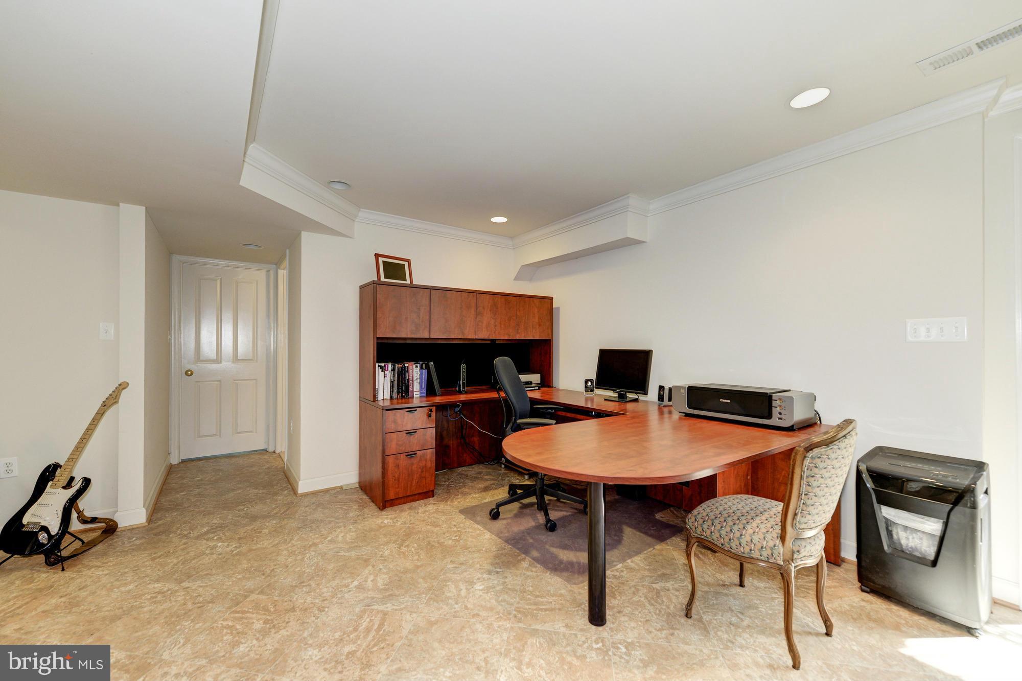 6752 Little Falls Road Arlington, VA 22213 - Photo 22 of 30 a workspace with furniture and window
