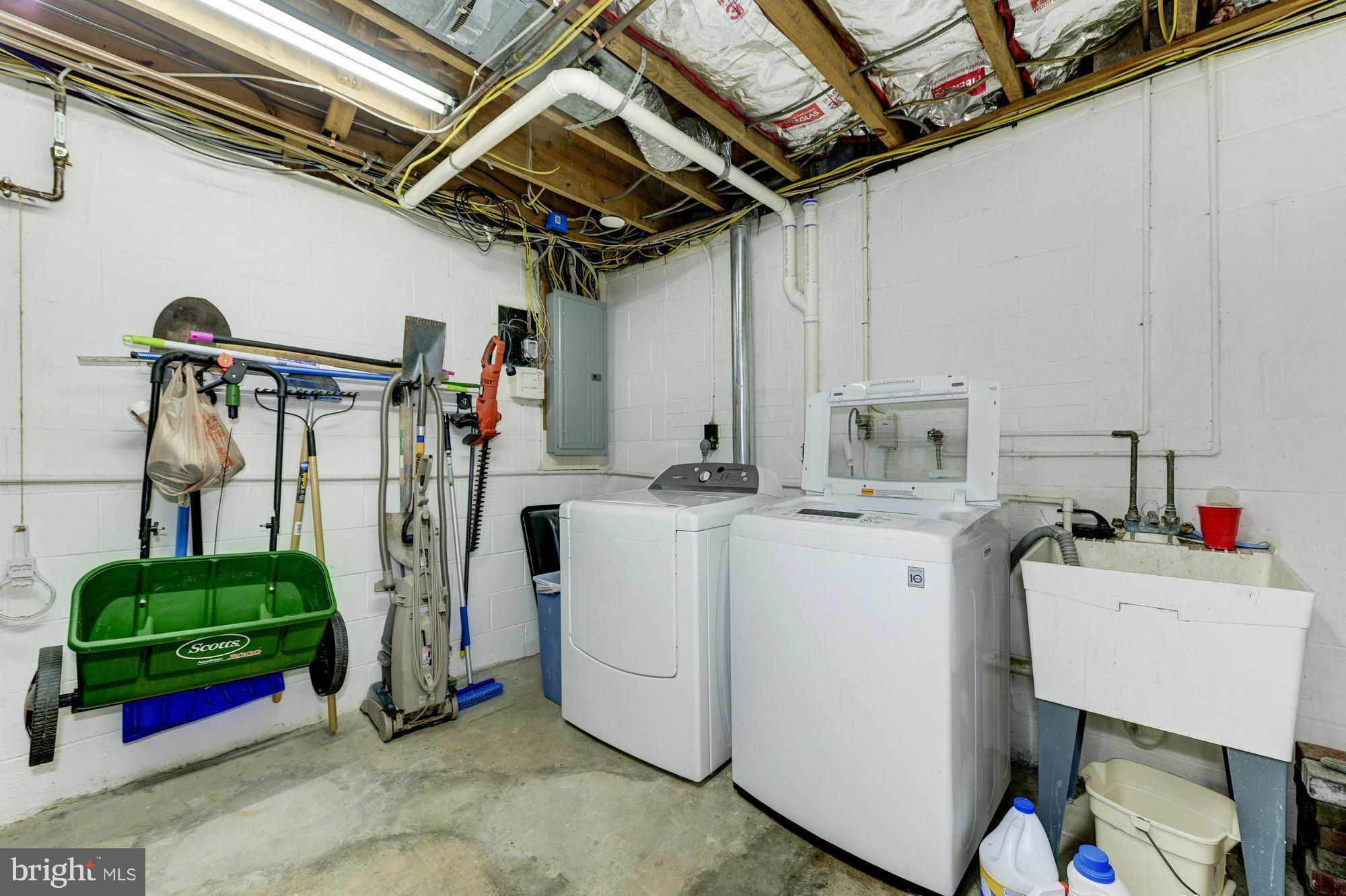 6752 Little Falls Road Arlington, VA 22213 - Photo 29 of 30 a utility room with dryer and washer