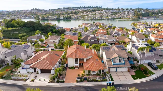 an aerial view of house with yard and lake view