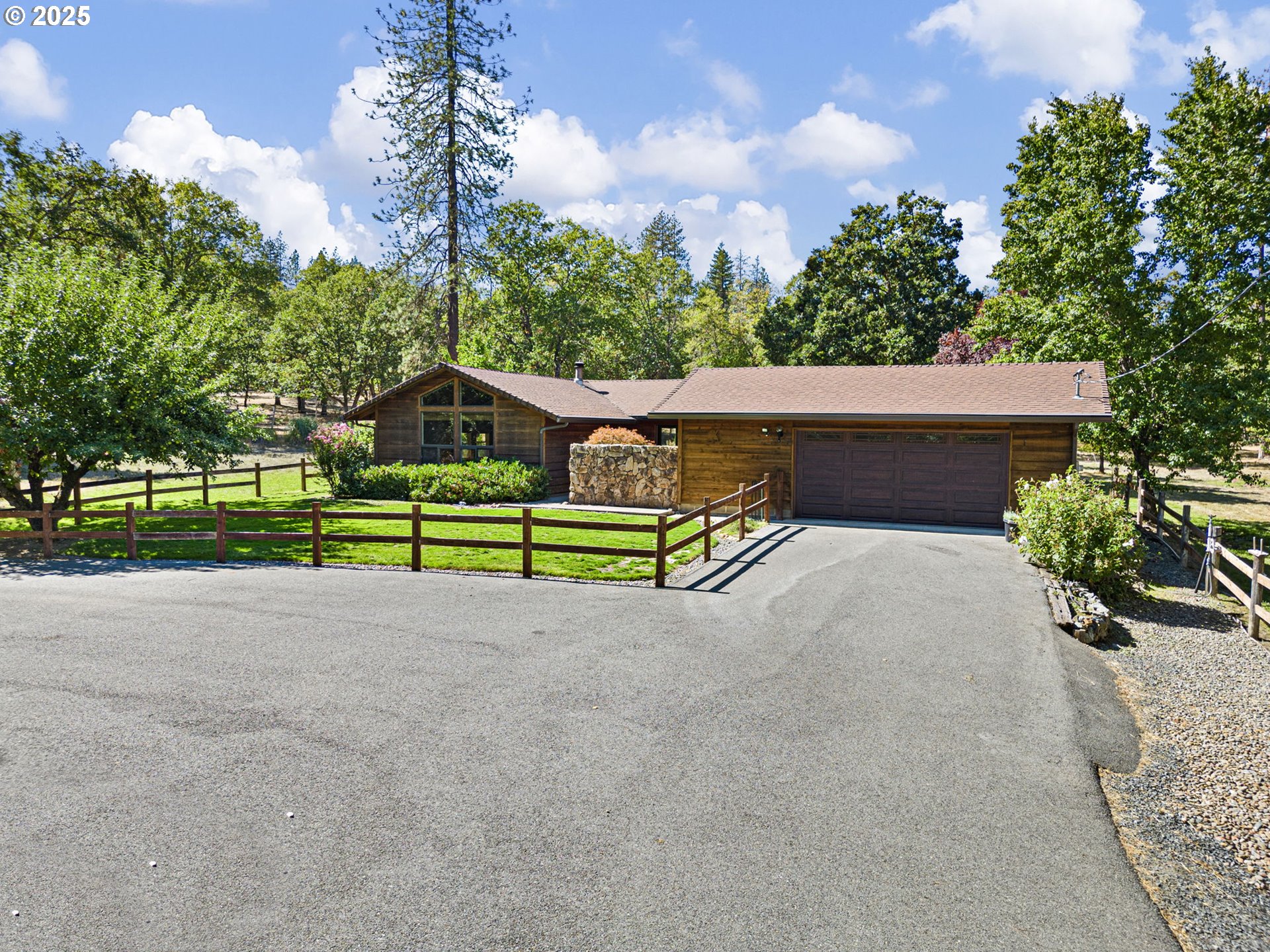 1580 Robertson Bridge Road Grants Pass, OR 97526 - Photo 2 of 29