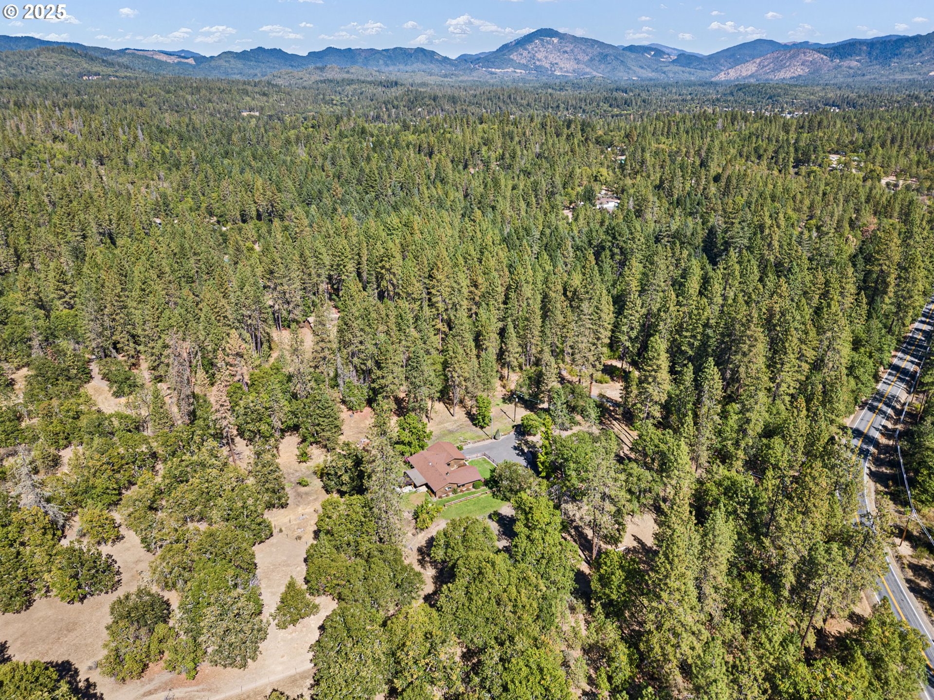 1580 Robertson Bridge Road Grants Pass, OR 97526 - Photo 4 of 29