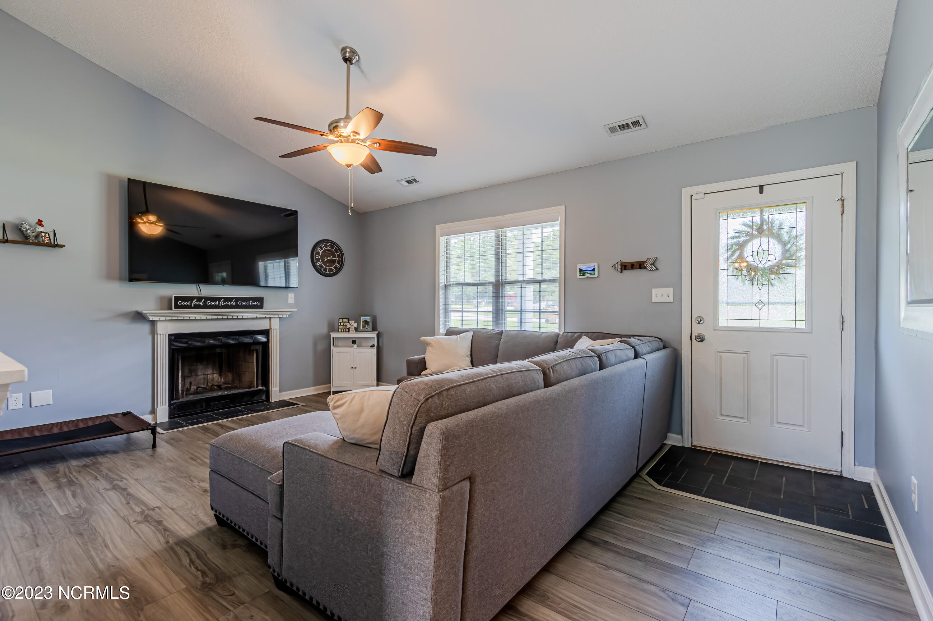 208 Parnell Road Hubert, NC 28539 - Photo 6 of 54 Living room