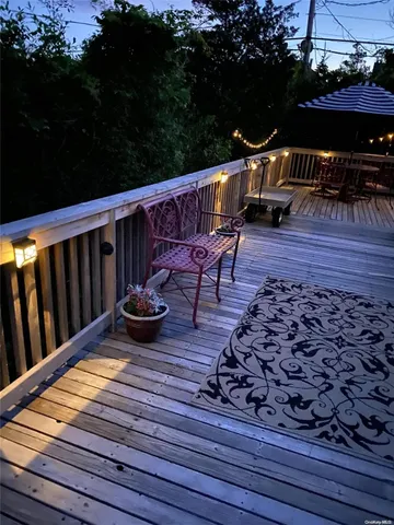 a view of sitting area with furniture
