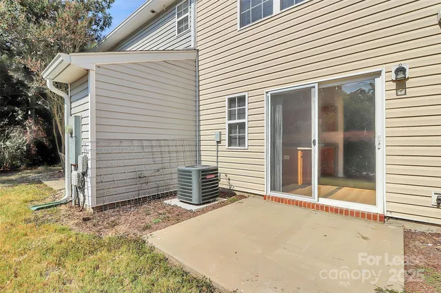 a view of a house with backyard