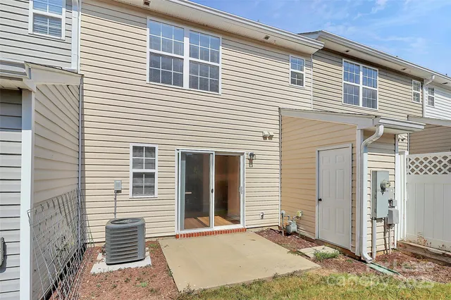 a view of a house with backyard