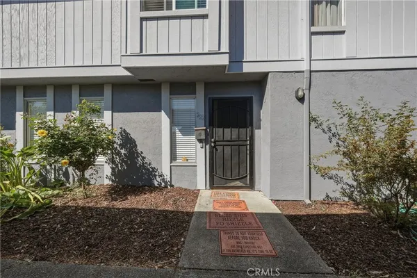 a view of a entrance of the house