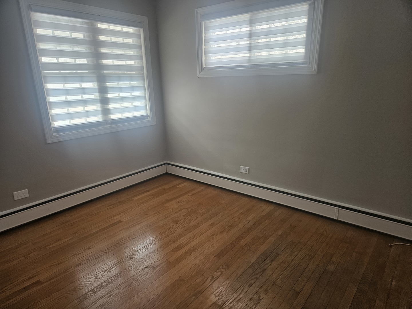 863 North Northwest Highway Park Ridge, IL 60068 - Photo 21 of 31 an empty room with a window