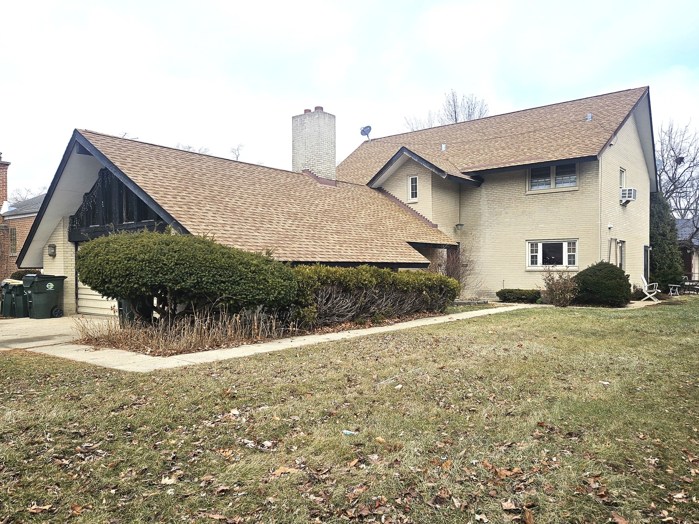 863 North Northwest Highway Park Ridge, IL 60068 - Photo 3 of 31 a front view of a house with a yard and garage