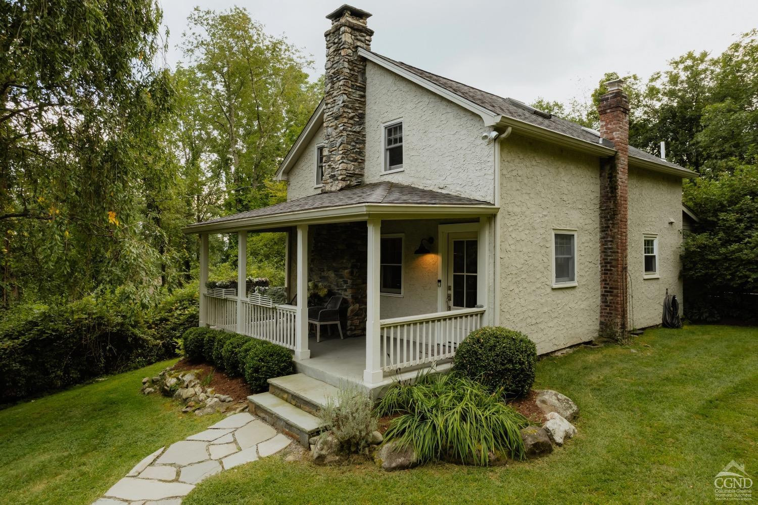 a view of a house with backyard and garden
