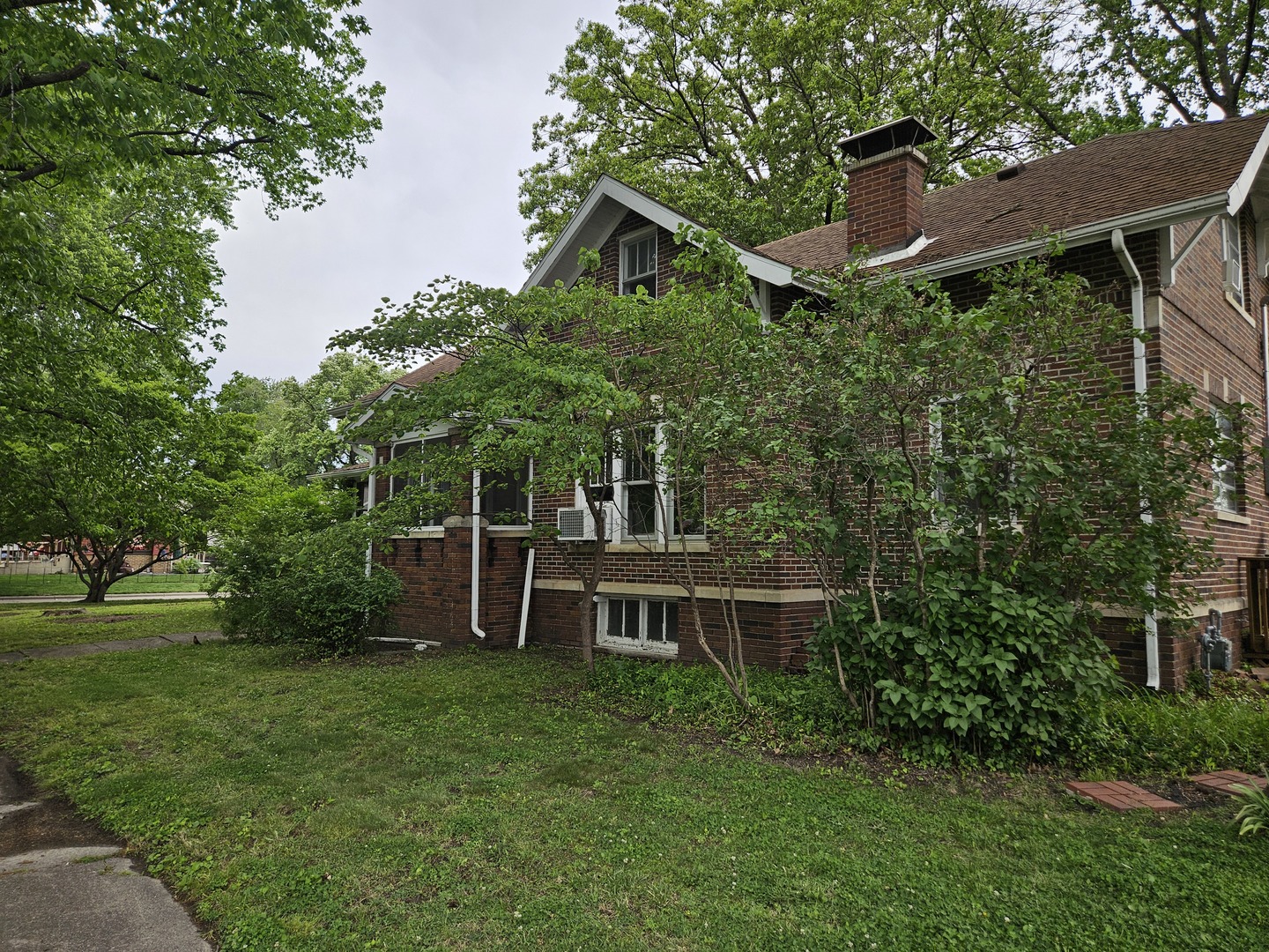 402 East 5th Street Flora, IL 62839 - Photo 3 of 29 front view of a house with a yard