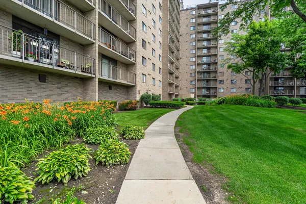 $299,900 | 6340 Americana Drive, Unit 1101, Willowbrook, IL 60527