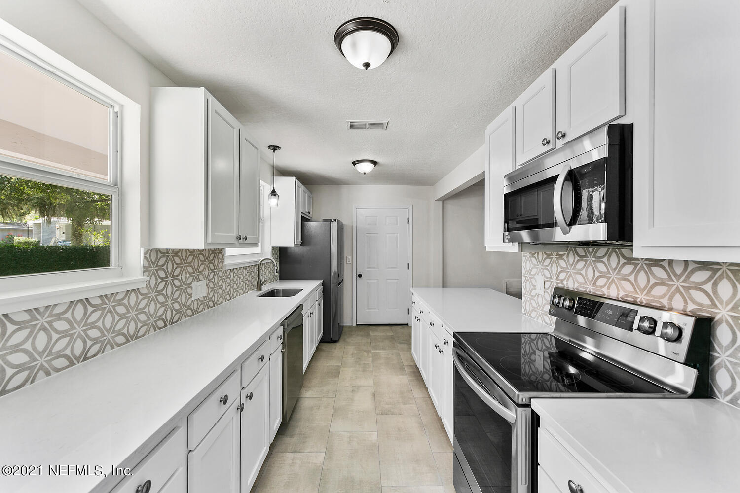 2445 Patsy Anne Drive Jacksonville, FL 32207 - Photo 8 of 35 A0811-024-037-1500x1000