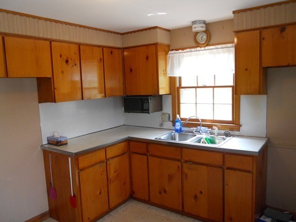 33 West Canton Circle Springfield, MA 01104 - Photo 4 of 30