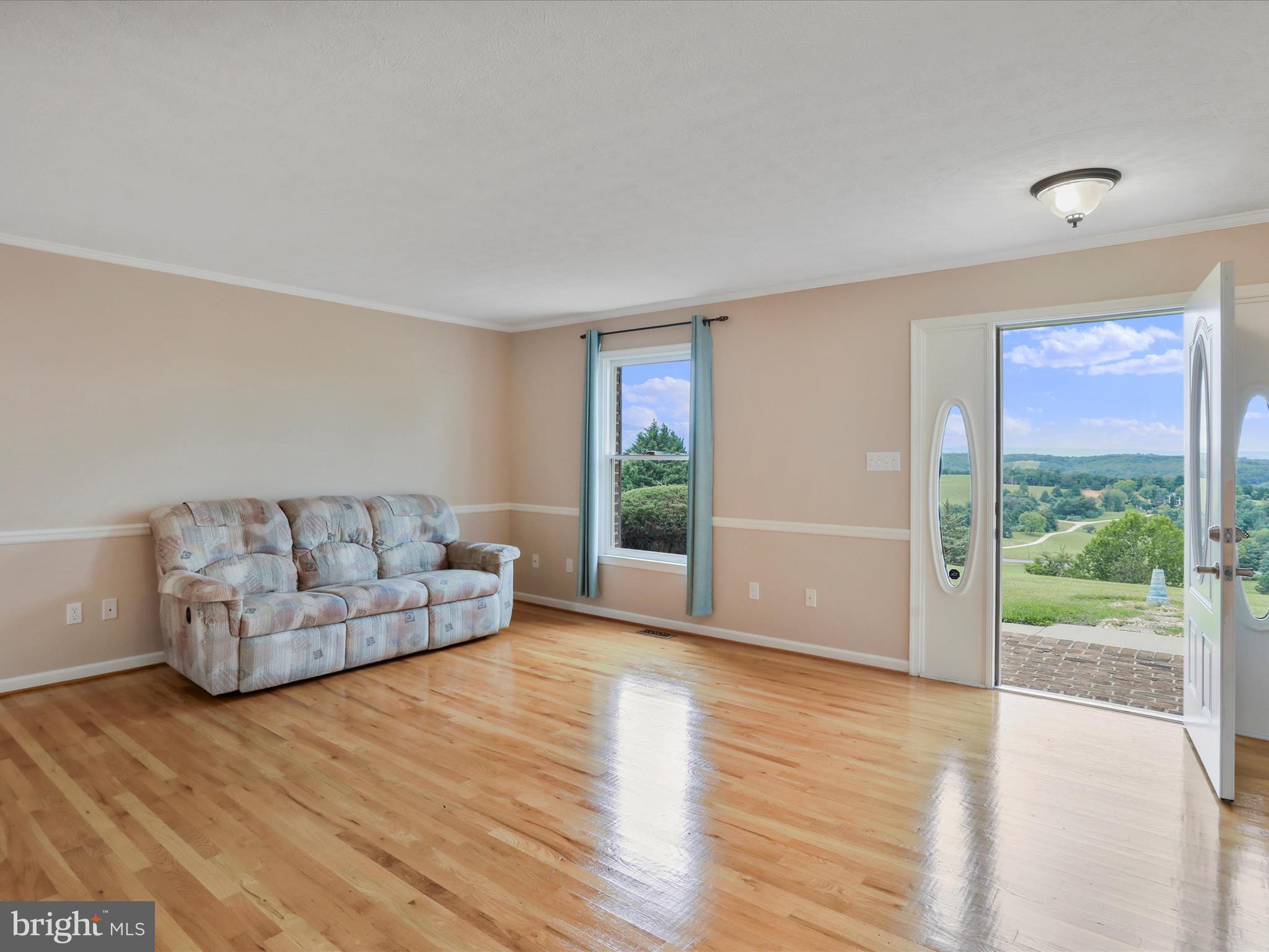 237 Taylor Road Front Royal, VA 22630 - Photo 32 of 64 Living Room